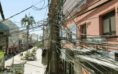 RGE confirma não haver programação para serviço de remoção de emaranhados de fios nos postes de Canoas
