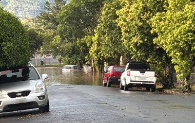 VÍDEO: Mudança rápida no tempo provoca alagamentos e queda de poste na região