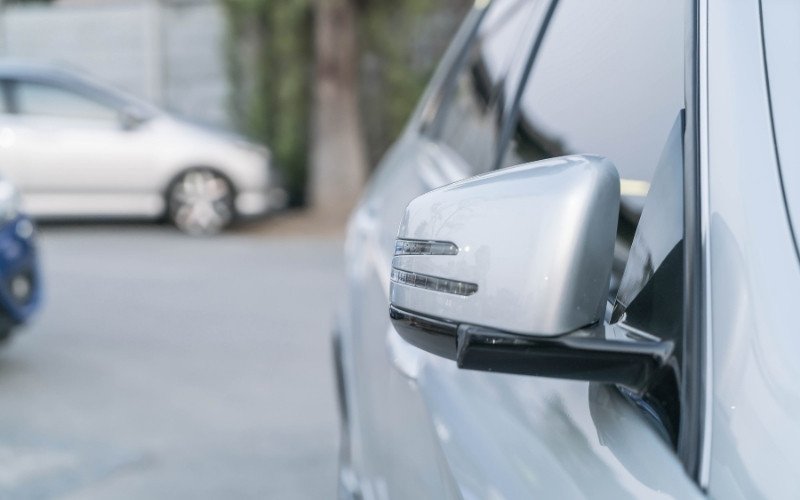 Entenda o que pode acontecer caso estacione na frente da garagem, mesmo que seja da própria casa | abc+