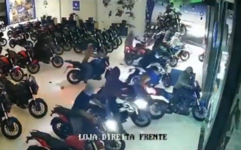 Grupo de adolescentes e dois maiores de 18 anos furtaram motos em loja de SC | abc+