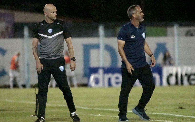 Rogério Zimmermann à beira do gramado do Estádio do Vale | abc+