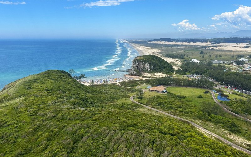 Voo passa pelos principais pontos turísticos das praias de Torres