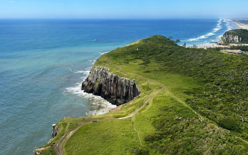 Voo passa pelos principais pontos turísticos das praias de Torres