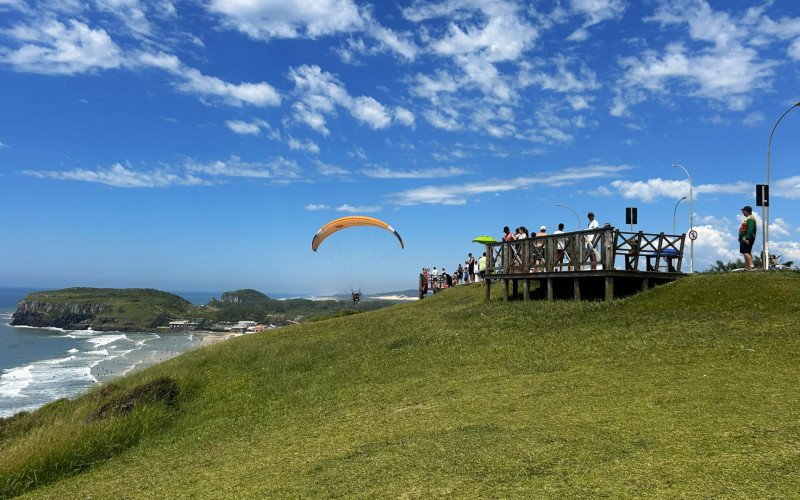 Voo passa pelos principais pontos turísticos das praias de Torres