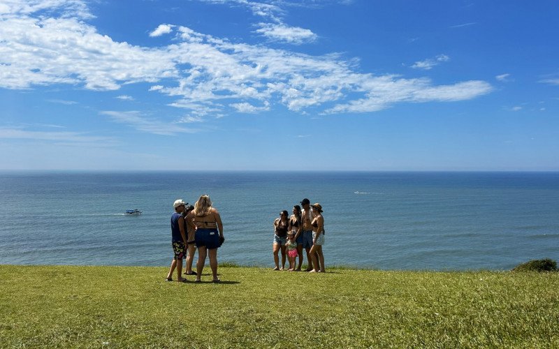 Morro do Farol atrai turísticas para os voos e para admirar as paisagens