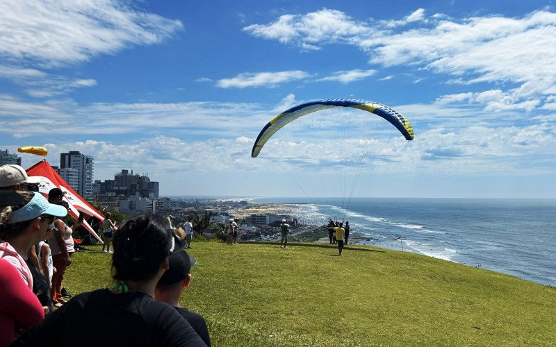 Morro do Farol atrai turísticas para os voos e para admirar as paisagens