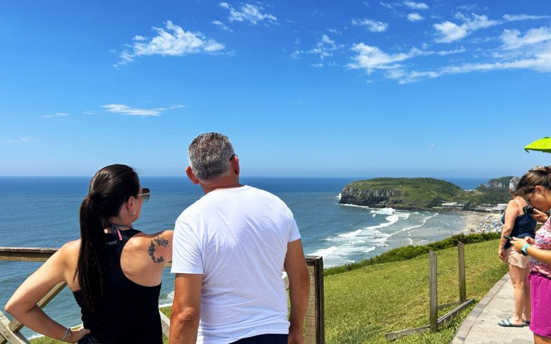 Morro do Farol atrai turísticas para os voos e para admirar as paisagens