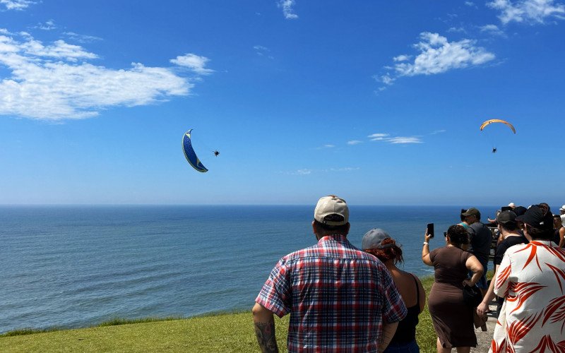 Morro do Farol atrai turísticas para os voos e para admirar as paisagens