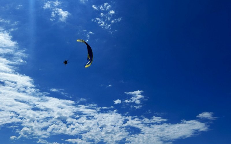Morro do Farol atrai turísticas para os voos e para admirar as paisagens