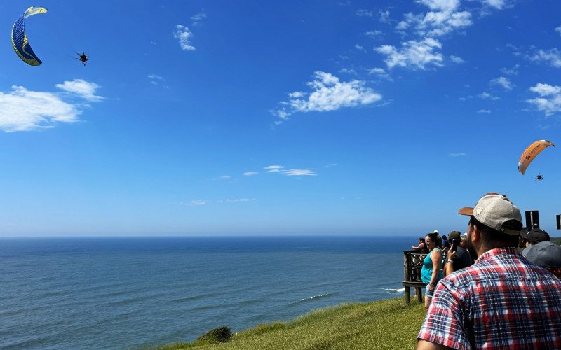 Morro do Farol atrai turísticas para os voos e para admirar as paisagens