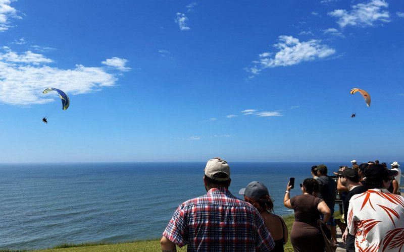 Morro do Farol atrai turísticas para os voos e para admirar as paisagens