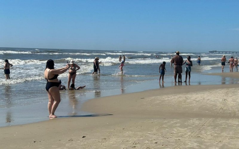 Quinta-feira de sol e calor garante cenário de verão em Tramandaí