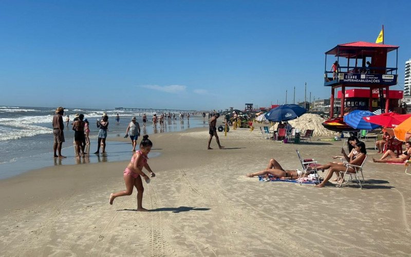 Quinta-feira de sol e calor garante cenário de verão em Tramandaí