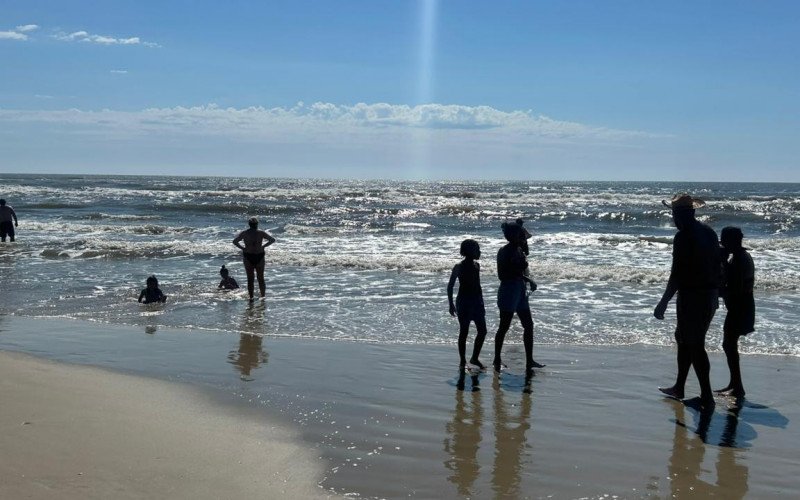 Quinta-feira de sol e calor garante cenário de verão em Tramandaí