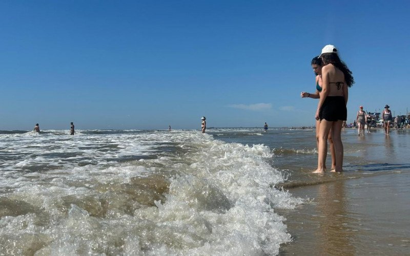 Quinta-feira de sol e calor garante cenário de verão em Tramandaí