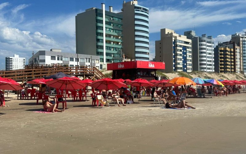 Quinta-feira de sol e calor garante cenário de verão em Tramandaí