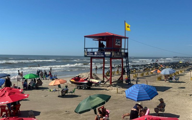 Quinta-feira de sol e calor garante cenário de verão em Tramandaí