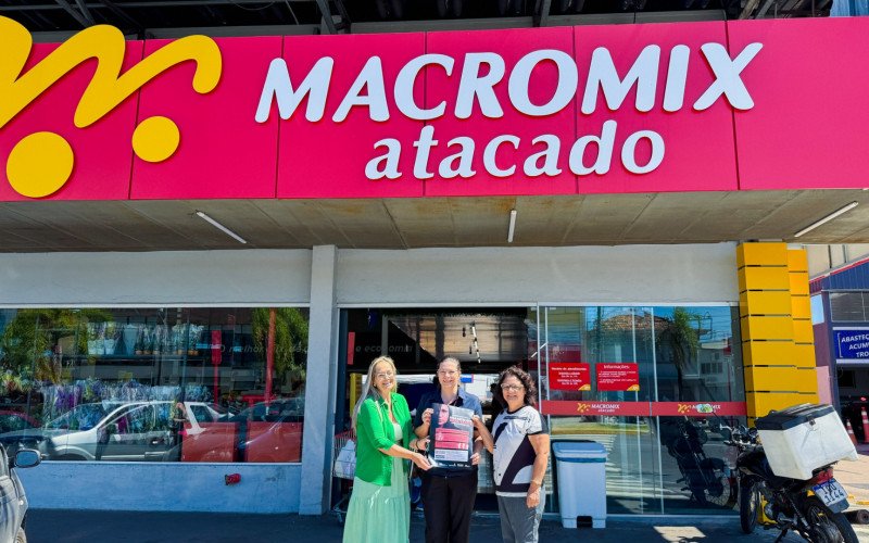 A ação foi realizada nos supermercados Macromix, Rissul, Super 2000 e Mello, onde foram distribuídos materiais da campanha "Fale Antes que seja tarde: sua voz protege você".