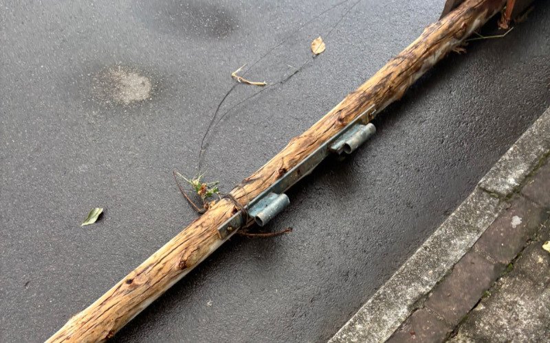 Poste caiu durante chuva Rua Canela, em Nova Petrópolis