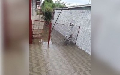 "A água está batendo na porta": Moradora mostra alagamento atingindo a casa no bairro Santo Afonso