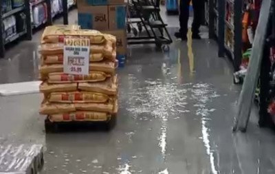 Mercado de São Leopoldo fica alagado durante chuvas