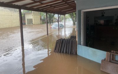 Lancheria volta a sofrer com alagamentos em Novo Hamburgo e proprietário dispara: "Há 8 anos é assim"