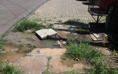 Esgoto a céu aberto e risco de quedas causam transtornos em bairro de Novo Hamburgo