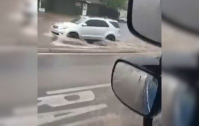 VÍDEO: Chuva forte provoca alagamentos em ruas de São Leopoldo