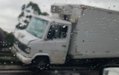 RS-239: Em meio ao temporal, caminhão vai parar sobre guard rail no Vale do Paranhana