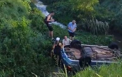 Carro sai da pista e capota em avenida movimentada do Vale do Sinos