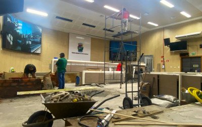 No recesso legislativo, plenário da Câmara de Novo Hamburgo vira canteiro de obras