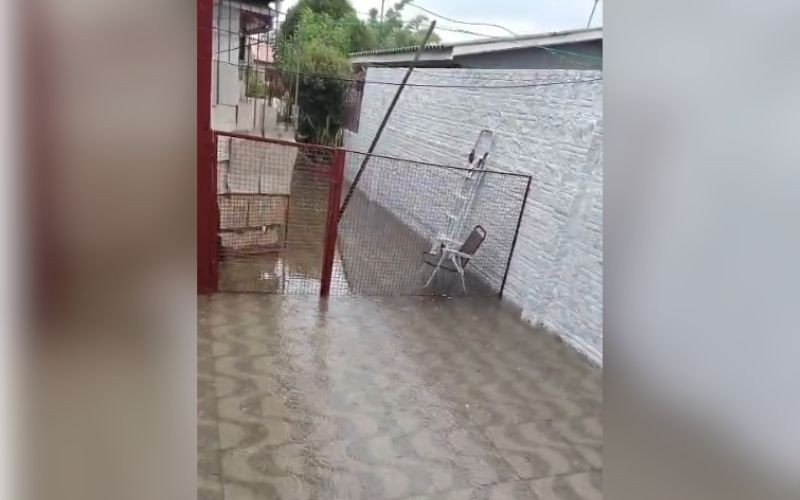 Sandra Salazar mostra alagamento atingindo sua casa no bairro Santo Afonso, em Novo Hamburgo | abc+