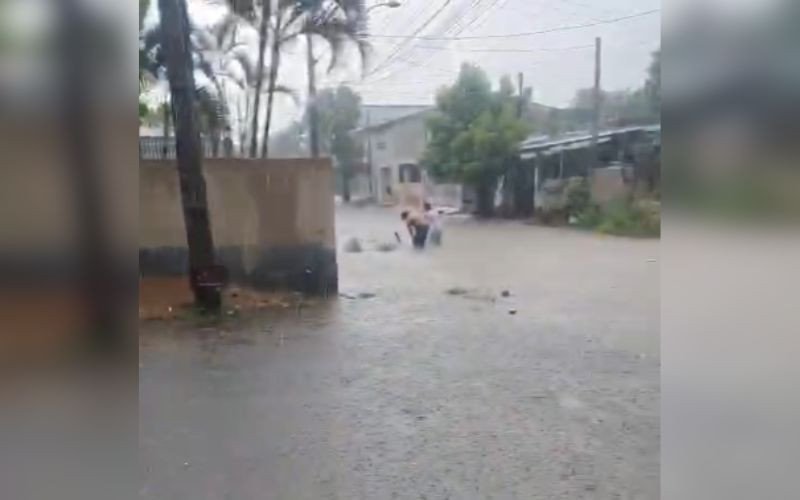 Moradores tentam desentupir bueiro para evitar que água chegue a casas no bairro Santo Afonso | abc+