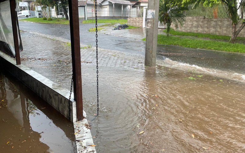 Xis do bairro Ouro Branco ficou alagado durante chuva que atingiu Novo Hamburgo na tarde desta sexta-feira (16)