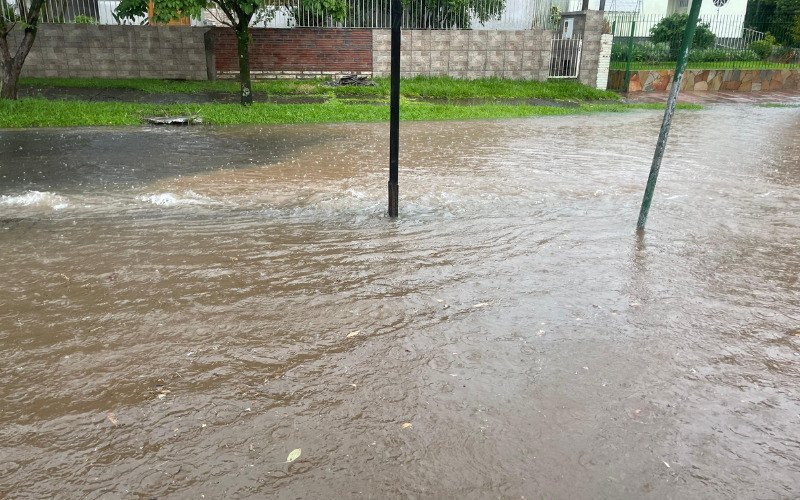 Xis do bairro Ouro Branco ficou alagado durante chuva que atingiu Novo Hamburgo na tarde desta sexta-feira (16)