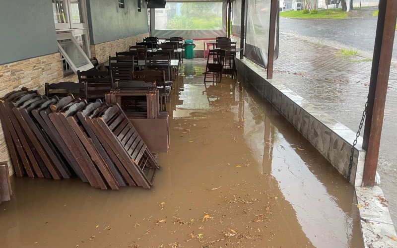 Xis do bairro Ouro Branco ficou alagado durante chuva que atingiu Novo Hamburgo na tarde desta sexta-feira (16)