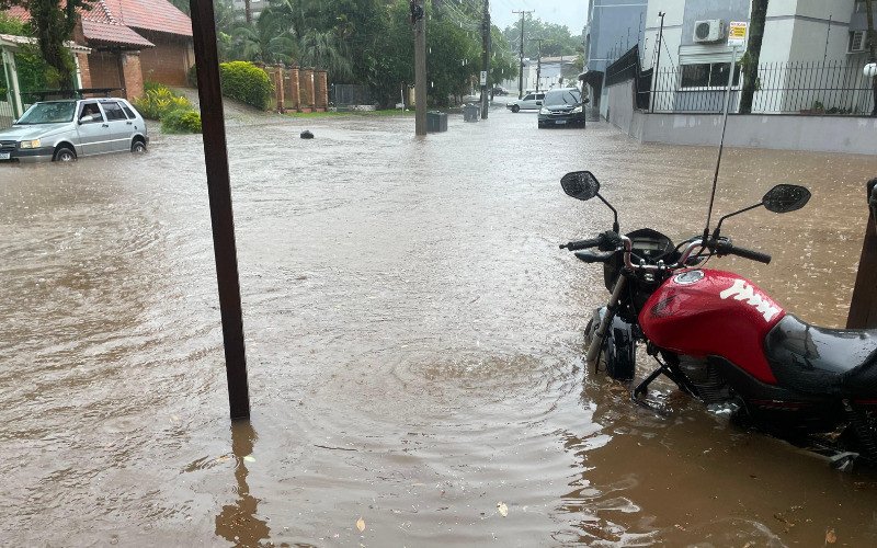 Xis do bairro Ouro Branco ficou alagado durante chuva que atingiu Novo Hamburgo na tarde desta sexta-feira (16) | abc+