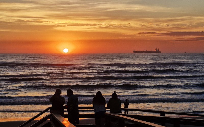 Veranistas foram cedo para a praia para ver o nascer do sol