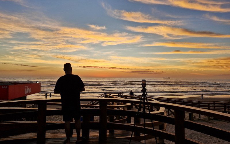 Veranistas foram cedo para a praia para ver o nascer do sol