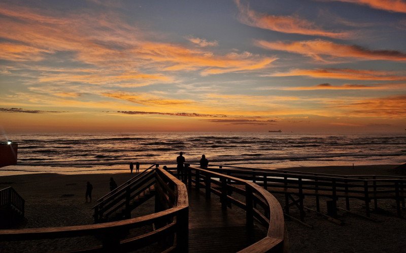 Veranistas foram cedo para a praia para ver o nascer do sol