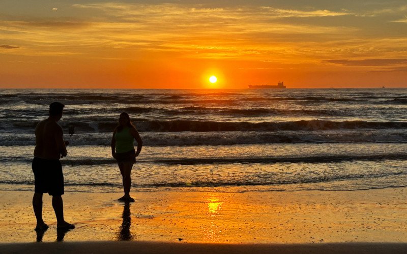 O casal Taciane e Patric aproveitou o nascer do sol para registrar em fotos e vídeos | abc+