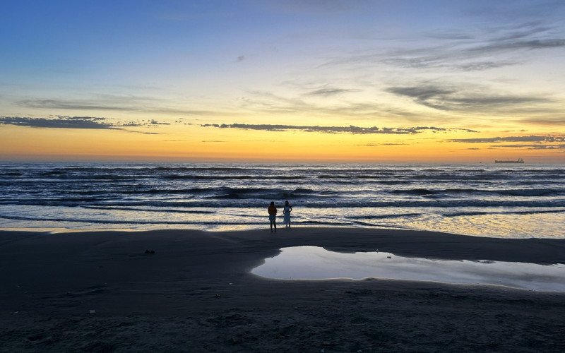 Veranistas foram cedo para a praia para ver o nascer do sol