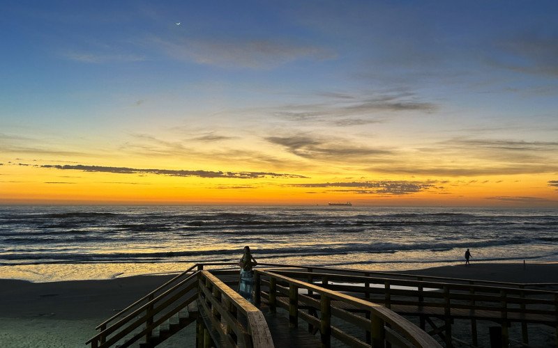 Veranistas foram cedo para a praia para ver o nascer do sol