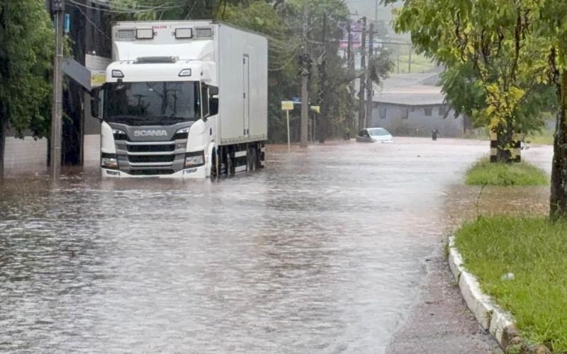 Vereador Adão Rodrigues alagada por causa do forte temporal que atingiu Novo Hamburgo nesta sexta-feira (16) | abc+