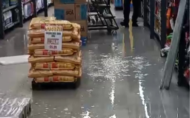 Mercado de São Leopoldo ficou alagado na tarde desta sexta-feira (16) | abc+