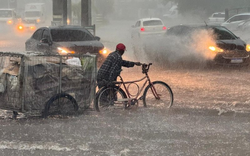 Em Novo Hamburgo, poucos minutos de chuva foram o suficiente para causar alagamentos