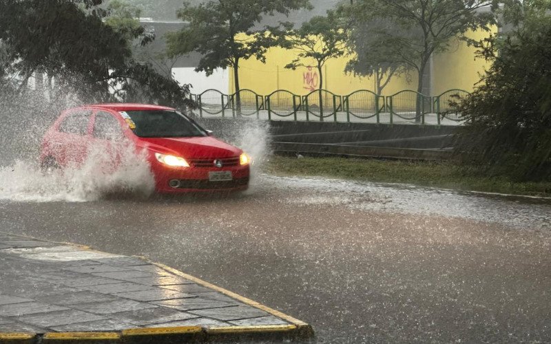 Chuva causou transtornos no trânsito de Novo Hamburgo na tarde desta sexta-feira (16)