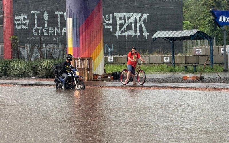 Na Primeiro de Março, em Novo Hamburgo, carro ficou parcialmente submerso após rua alagar
