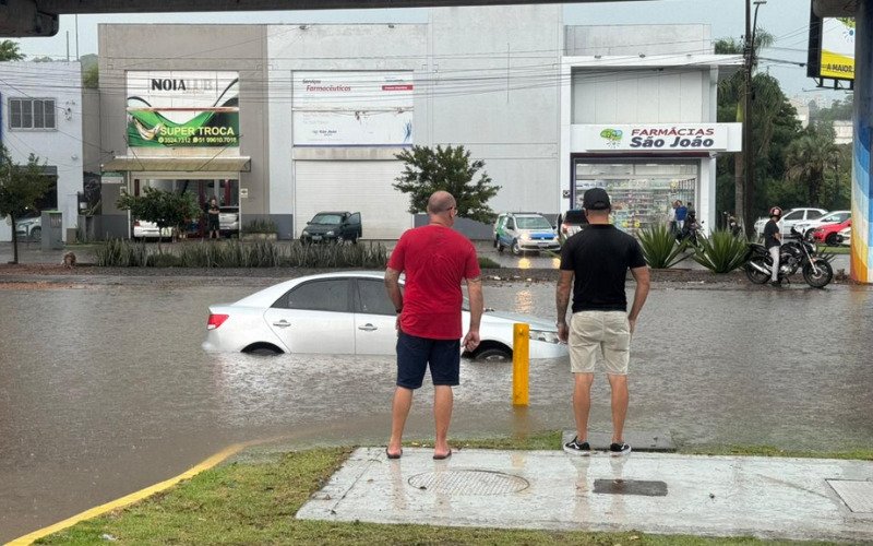 Na Primeiro de Março, em Novo Hamburgo, carro ficou parcialmente submerso após rua alagar