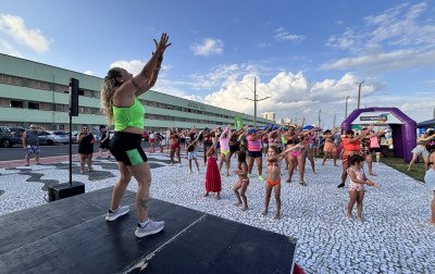 Aulão de FitDance agita veranistas na beira-mar de Tramandaí
